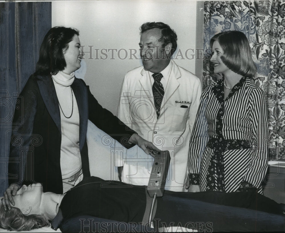 1977 Press PhotoMRs. Champion, Dr. Charles Herlihy, Mrs. McKinnon - abno08811 - Historic Images
