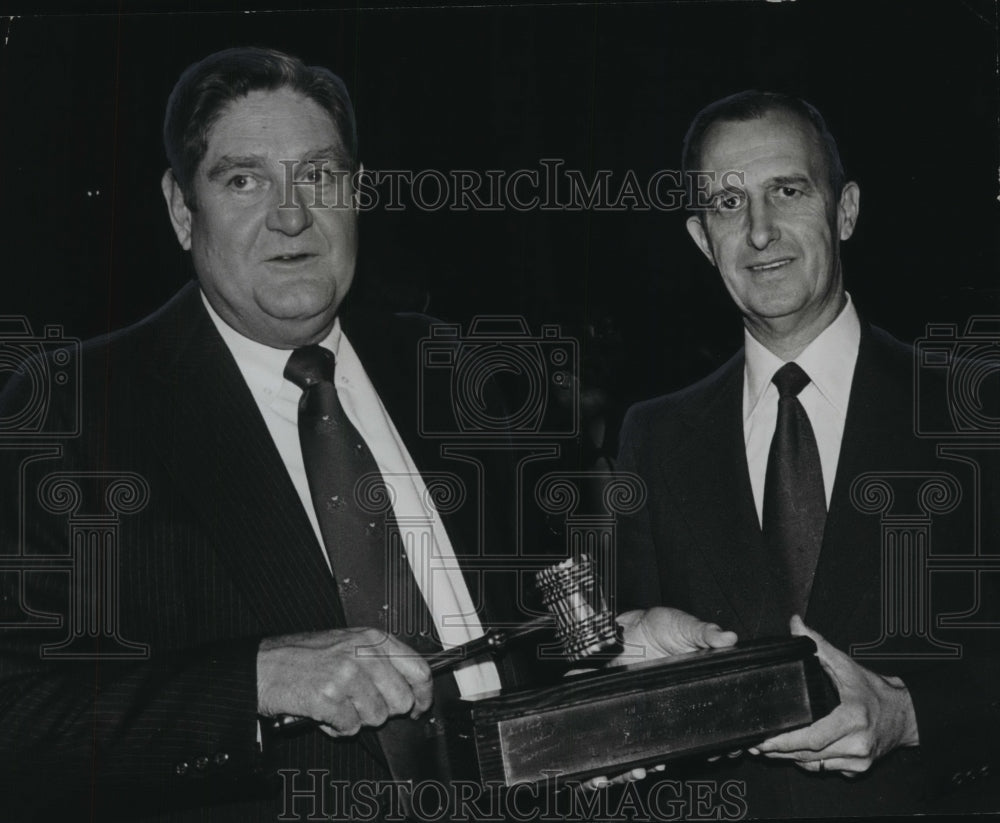 1977 Press Photo Alabama Supreme Court Justice Presented with Gavel and Block - Historic Images