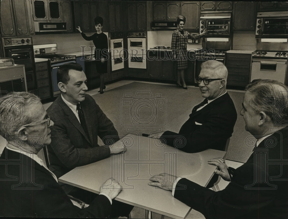 1966 Howard Higgins & DAC members enjoy Alabama Gas Co. hospitality - Historic Images
