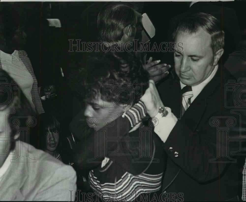 1977, Annie Johnson, accused police of stealing money - abno08887 - Historic Images