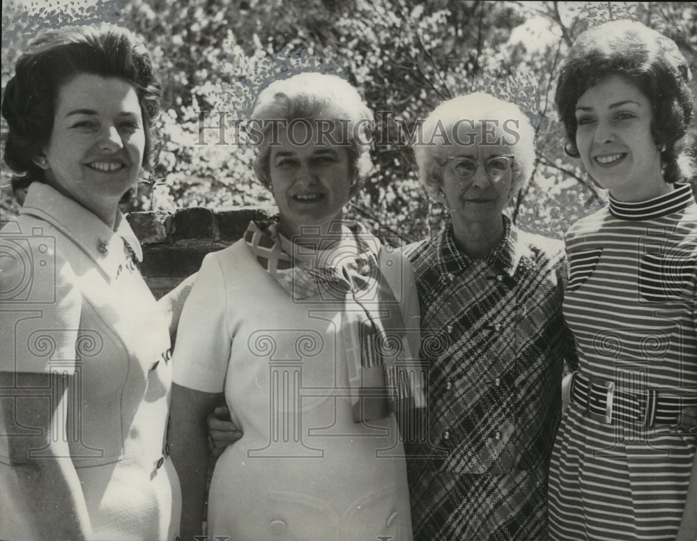 1971, Mrs. R. T. Jenkins and other scribblers - abno08891 - Historic Images