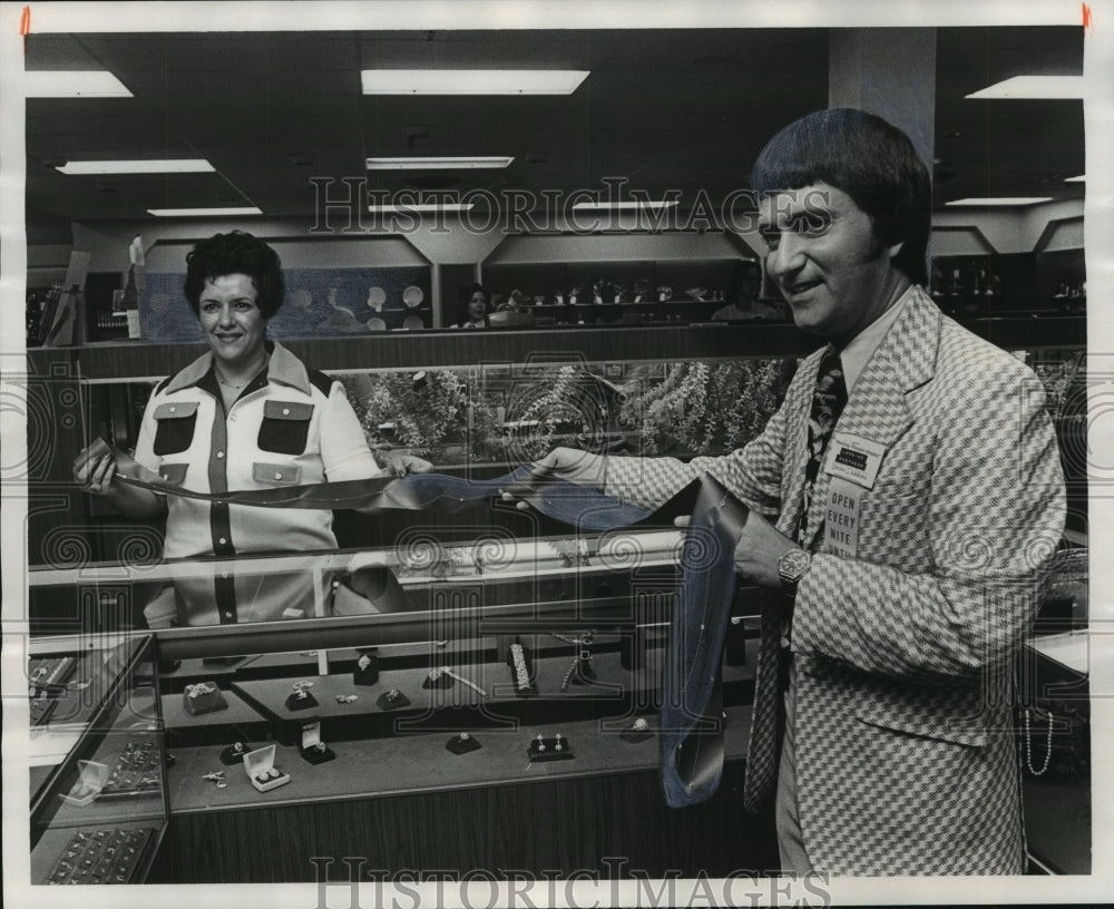 1976 Press Photo Standard Distributors Jewelry Store Officials at Opening - Historic Images