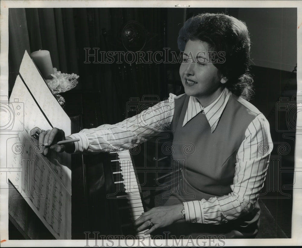 Press Photo Clubwoman Mrs. Jerome Tucker composing &quot;A Whole New Sound&quot; - Historic Images