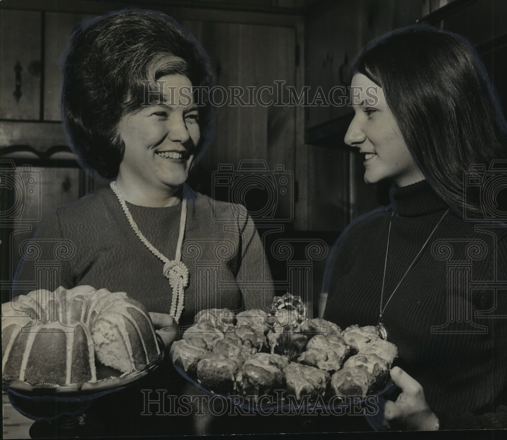 1971, Mrs.Prudence Hilburn and Debbie, Bake-Off Winners - abno08981 - Historic Images