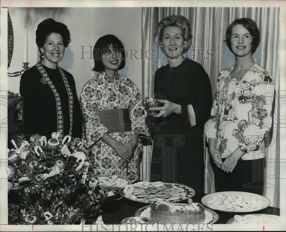 1975 Group photo from Sarah Holmes&#39; coffee party - Historic Images