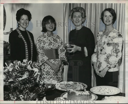 1975 Group photo from Sarah Holmes' coffee party - Historic Images