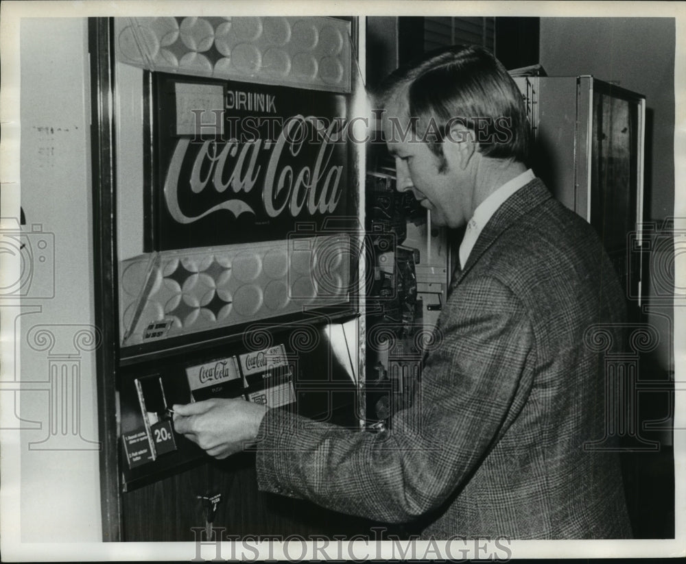 1977 Press Photo Paul Hubbert, Alabama Education Assocciation at vending machine - Historic Images