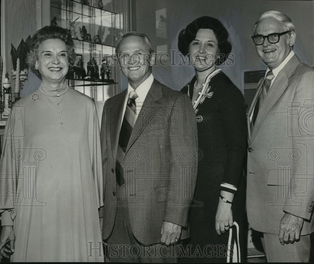 1977 Press Photo Frank Lewis, president of Children's Theater and others - Historic Images