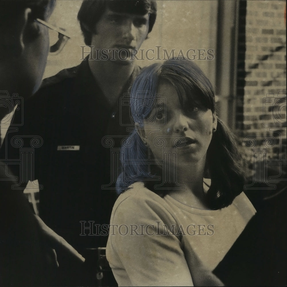 1976 Press Photo Jackie Loden Talking to Police Outside Apartment - abno09063 - Historic Images