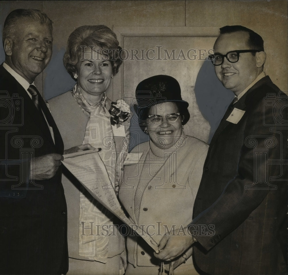 1970, Members of Class of 1950 Contribute to Montevallo Scholarship - Historic Images