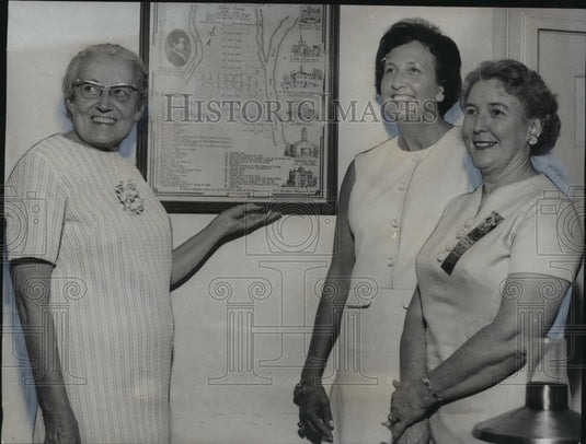 Press Photo Visitors Admire Old Map of Dallas County Displayed Montevallo Museum - Historic Images