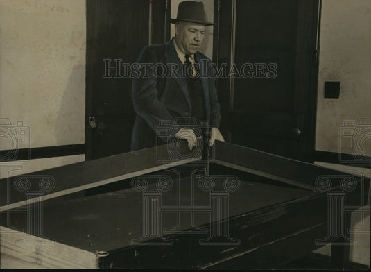 1950, Deputy T.W. Docherty with "convertible" dice table, Alabama - Historic Images
