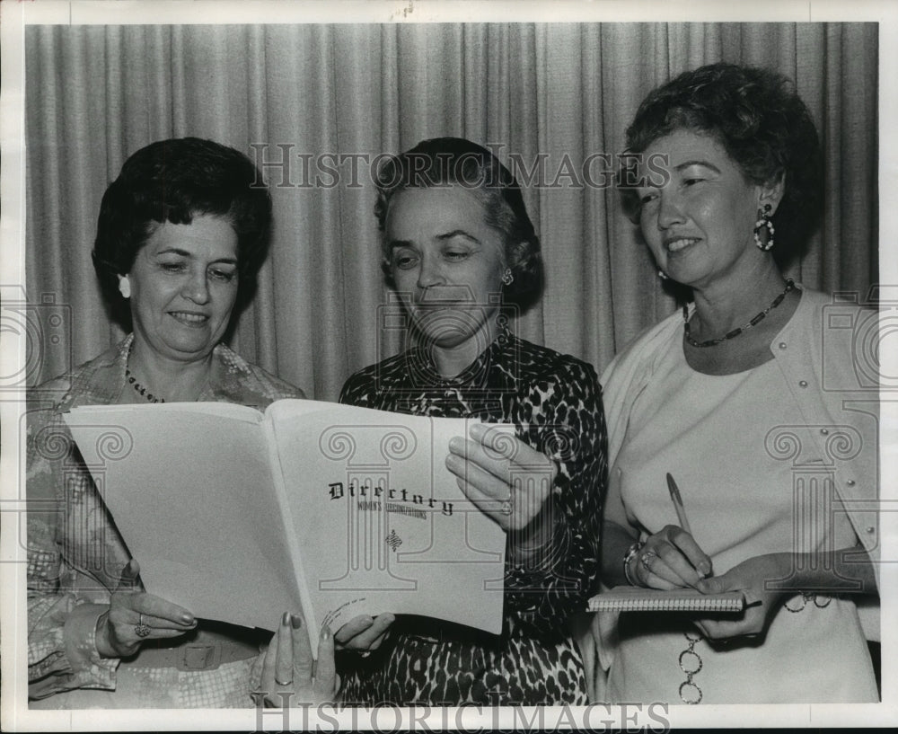 1975 Press Photo Women's Committee Members Update Directory - abno09137 - Historic Images