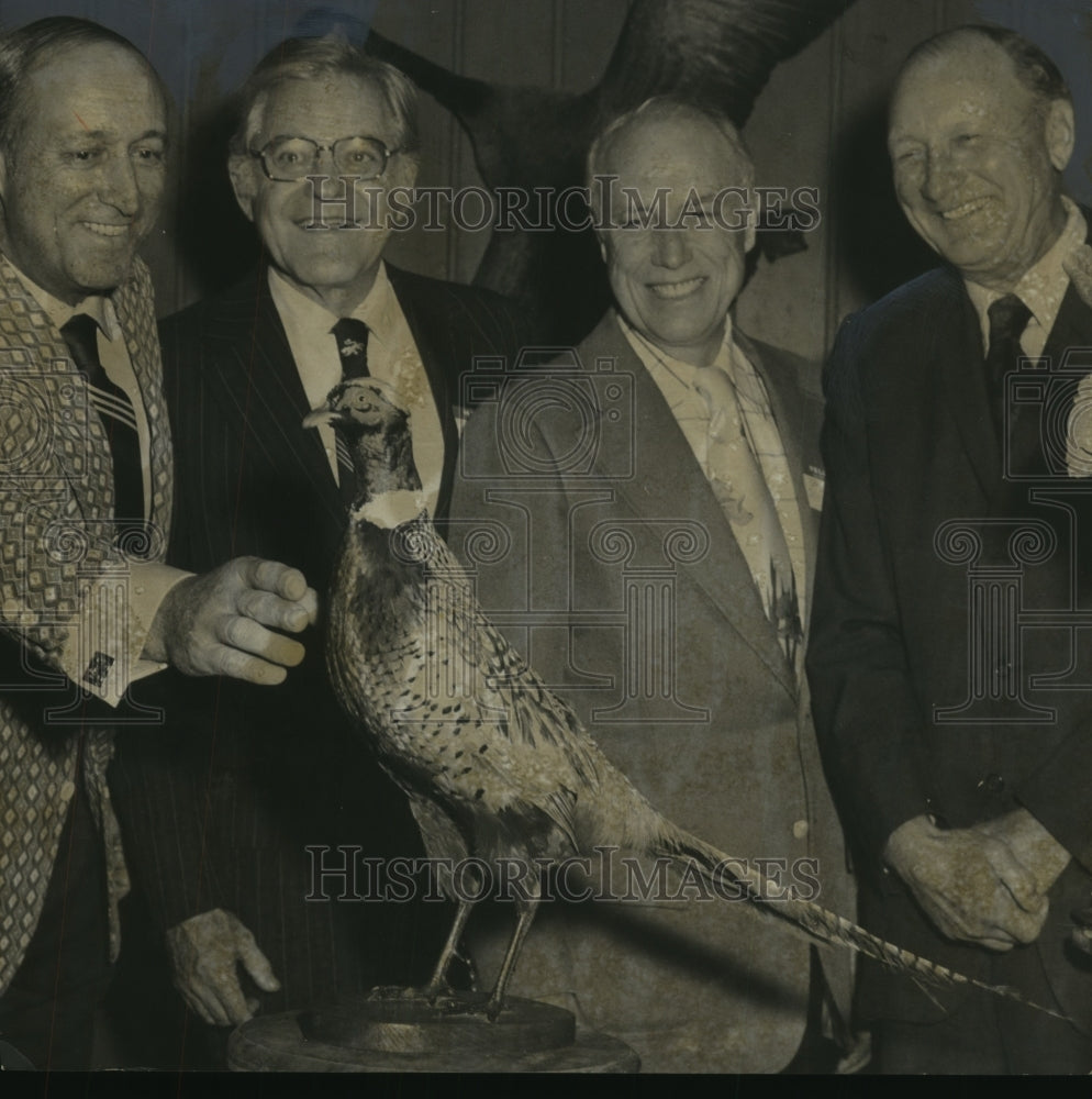 1975 Press Photo Celebrities, Leeds Shoot 'n Brag Club's Annual Wild Game Dinner - Historic Images