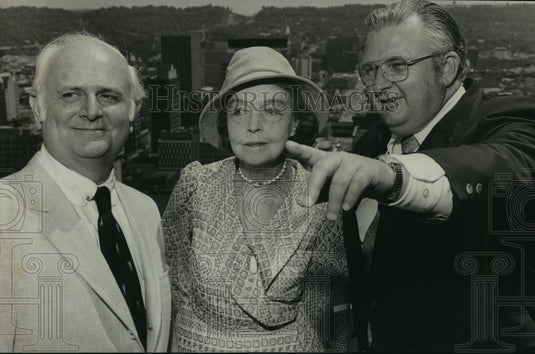 1977 Dr. William Roberts of Birmingham with Actress Lillian Gish - Historic Images