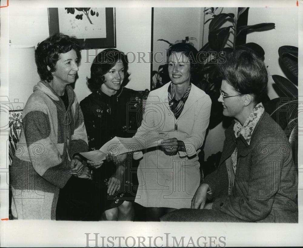 1977, Mrs. William H. Robertson and committee plan a tour - abno09203 - Historic Images