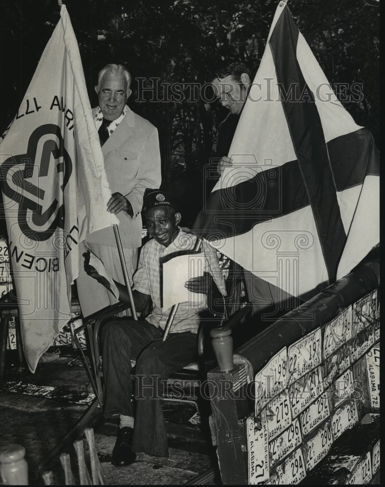 1975 Press Photo Lamar Crawford of Alabama with his flags & Judge & Sheriff - Historic Images