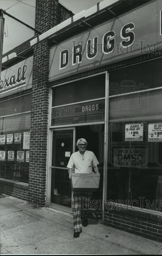 1981 Press Photo Beecher Creasman carries items from closed store in Alabama - Historic Images