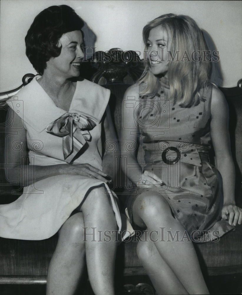 1969 Press Photo Mrs. Jack Reid and another woman - abno09294-Historic Images