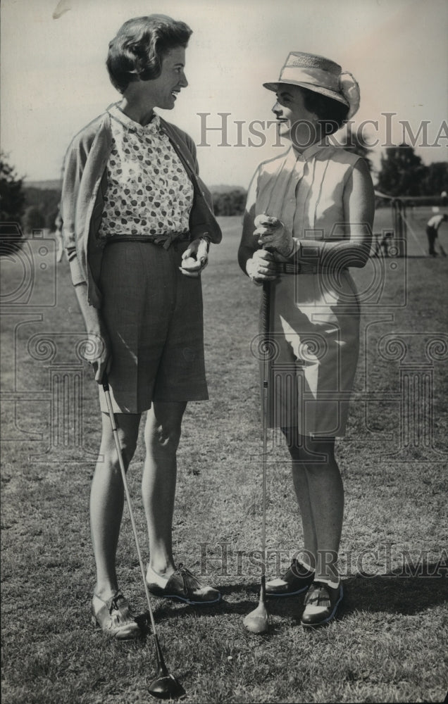 1960 Press Photo Mrs. Crawford Johnson III, Mrs. Ralph McClung with golf clubs - Historic Images