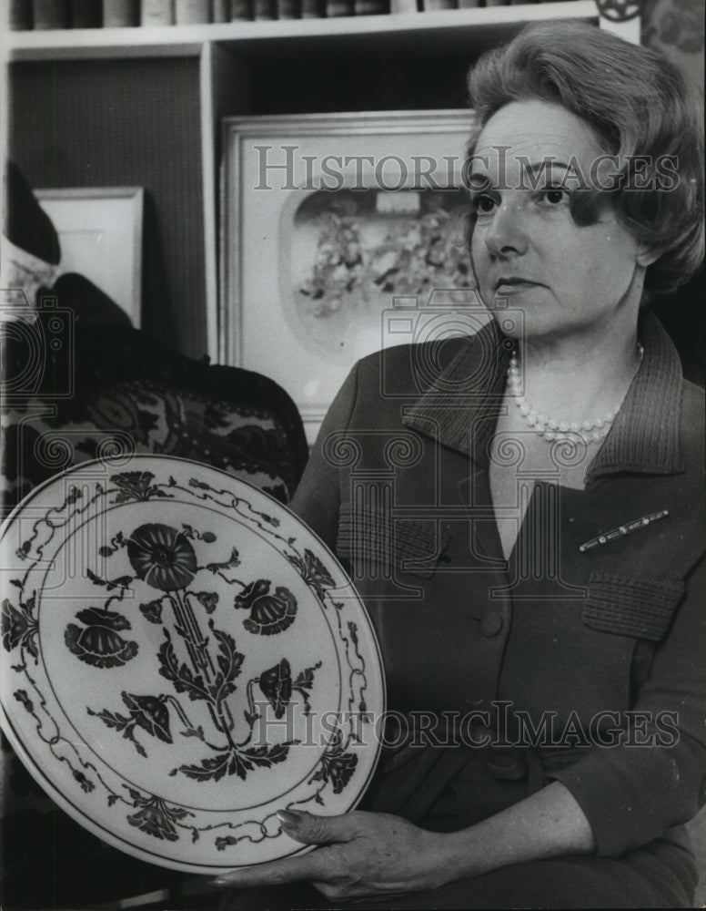 1964 Mrs. William R. Lathrop, Jr. with plate to be auctioned in AL - Historic Images