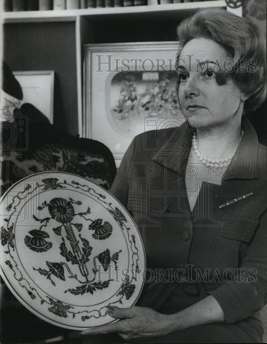 1964 Mrs. William R. Lathrop, Jr. with plate to be auctioned in AL - Historic Images