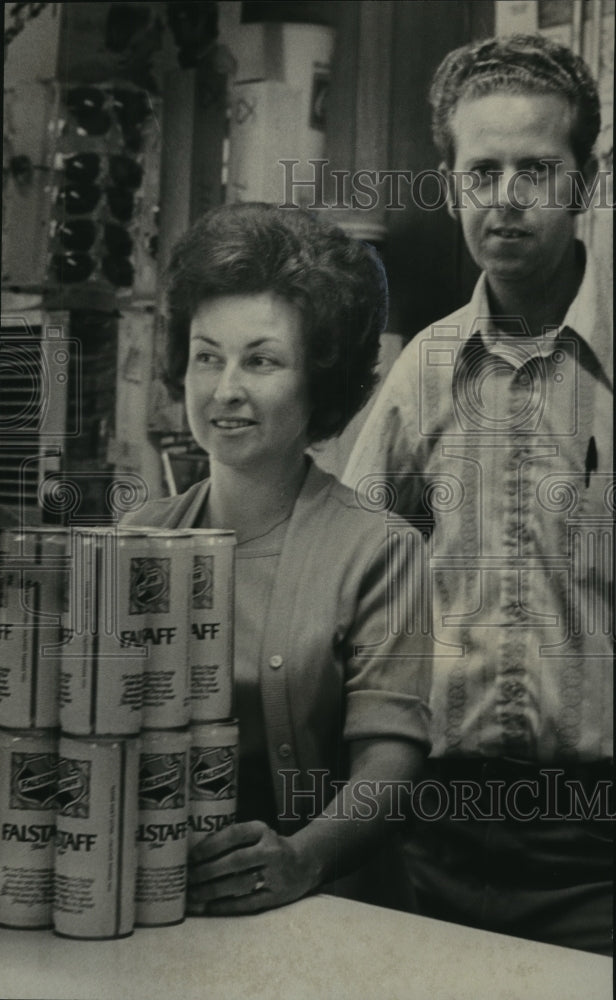 1975 Press Photo Mr. &amp; Mrs. Ralph Lawrence sold first legal beer in Warrior, AL - Historic Images