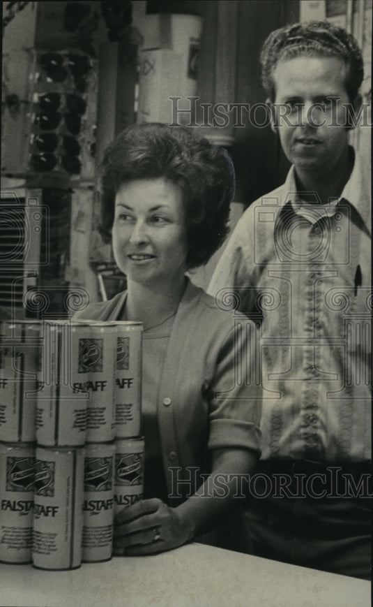 1975 Press Photo Mr. & Mrs. Ralph Lawrence sold first legal beer in Warrior, AL - Historic Images