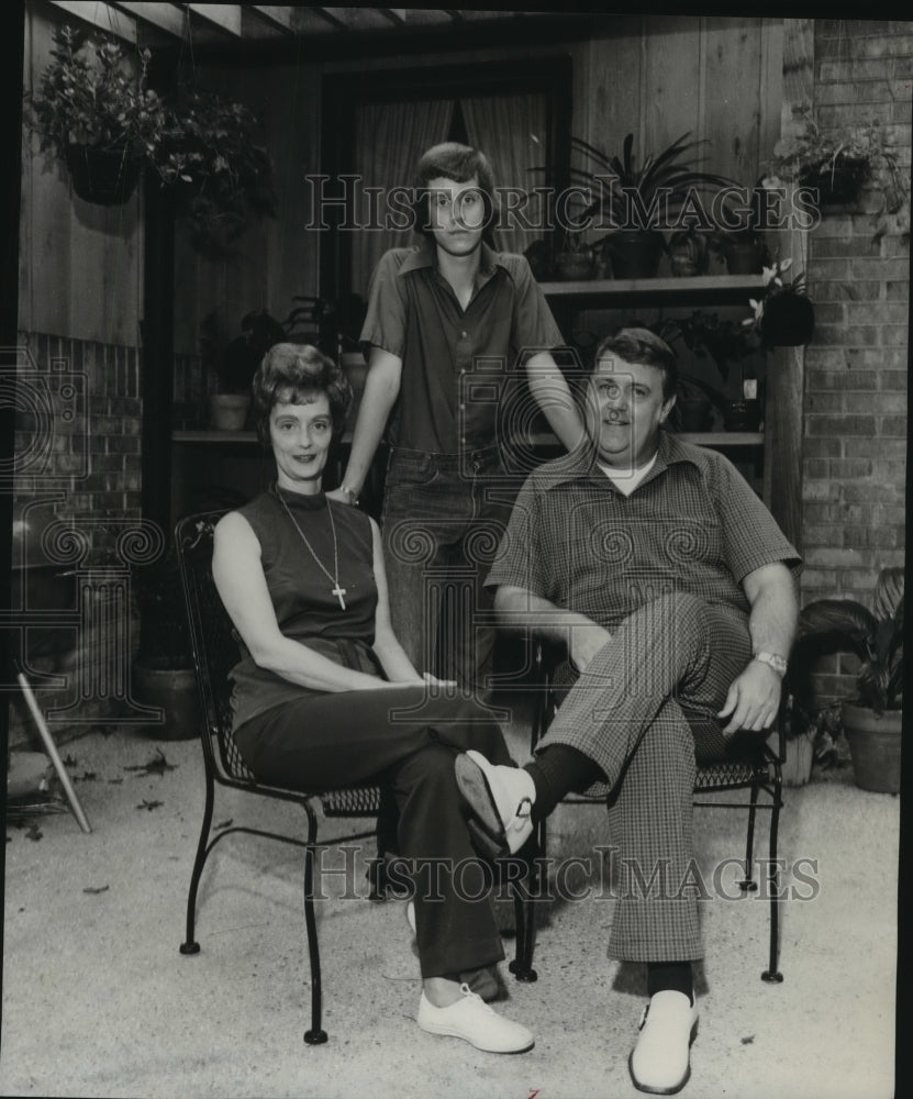 1975 Press Photo Mr. & Mrs. Jim Henry, and son now live in Birmingham - Historic Images