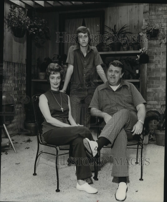 1975 Press Photo Mr. & Mrs. Jim Henry, and son now live in Birmingham - Historic Images