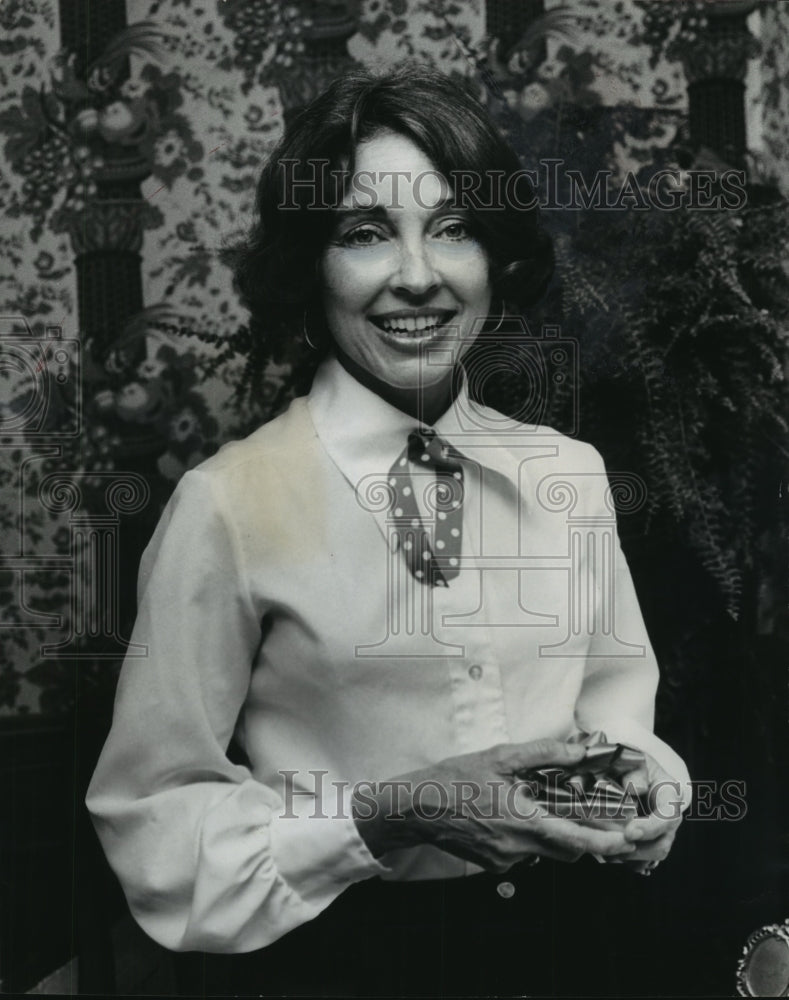 1977 Mrs. Kitty Van Scott, recipient of Community Service Award - Historic Images