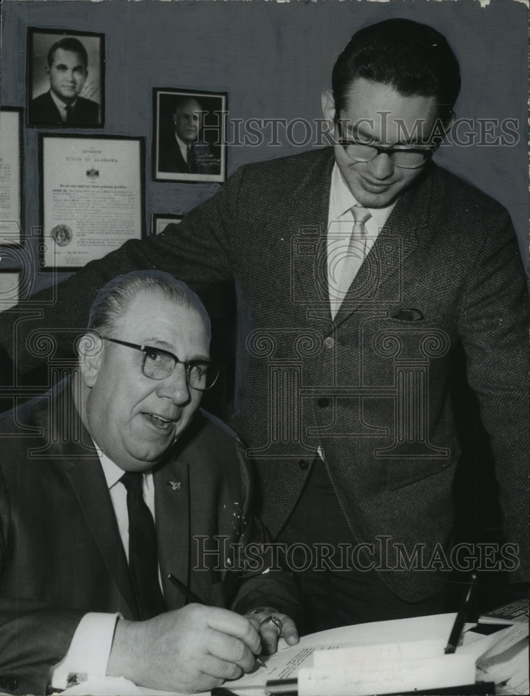 Press Photo Jess Lanier, Mayor of Bessemer, Alabama, signs proclamation - Historic Images