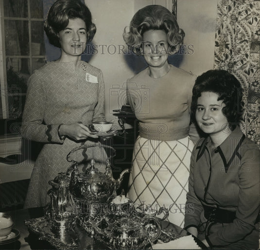 1972, Birmingham Civic Ballet Guild members enjoy coffee - abno09402 - Historic Images