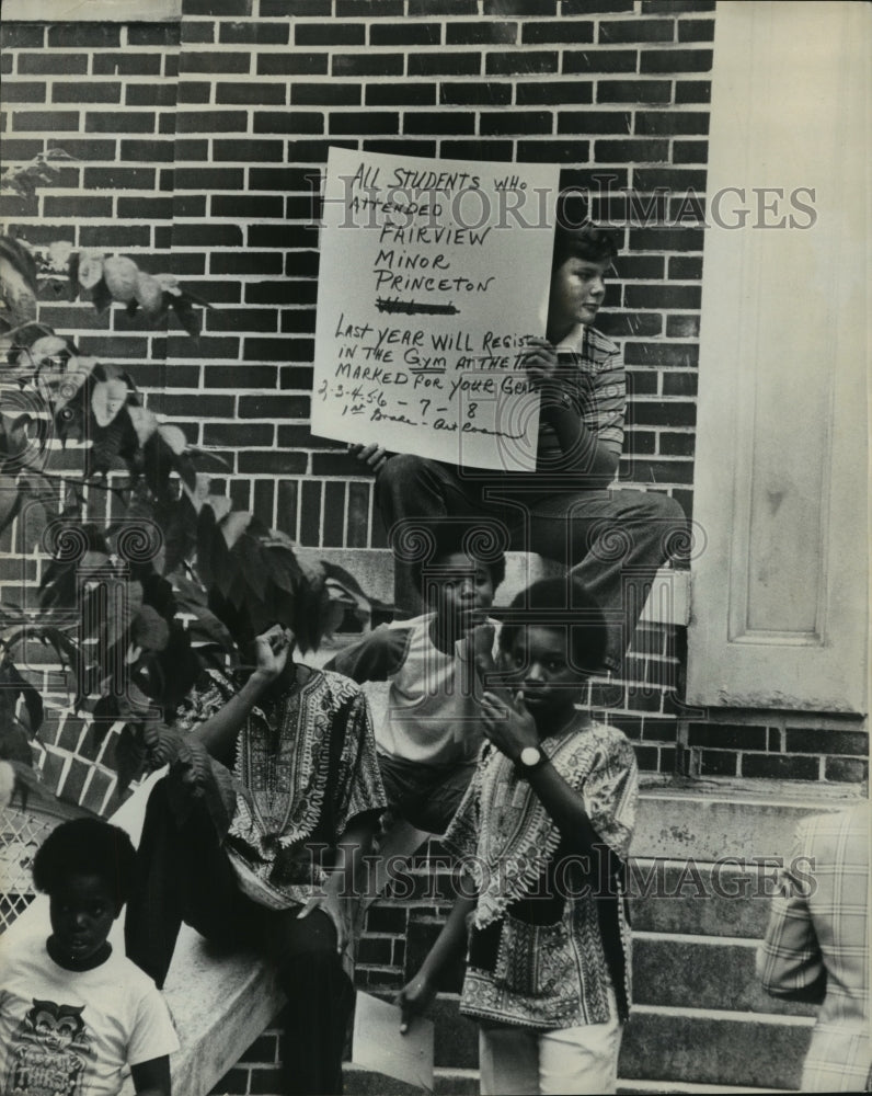 1976 Press Photo Fairview Students Wait Outside as Changes at School Confuse All - Historic Images
