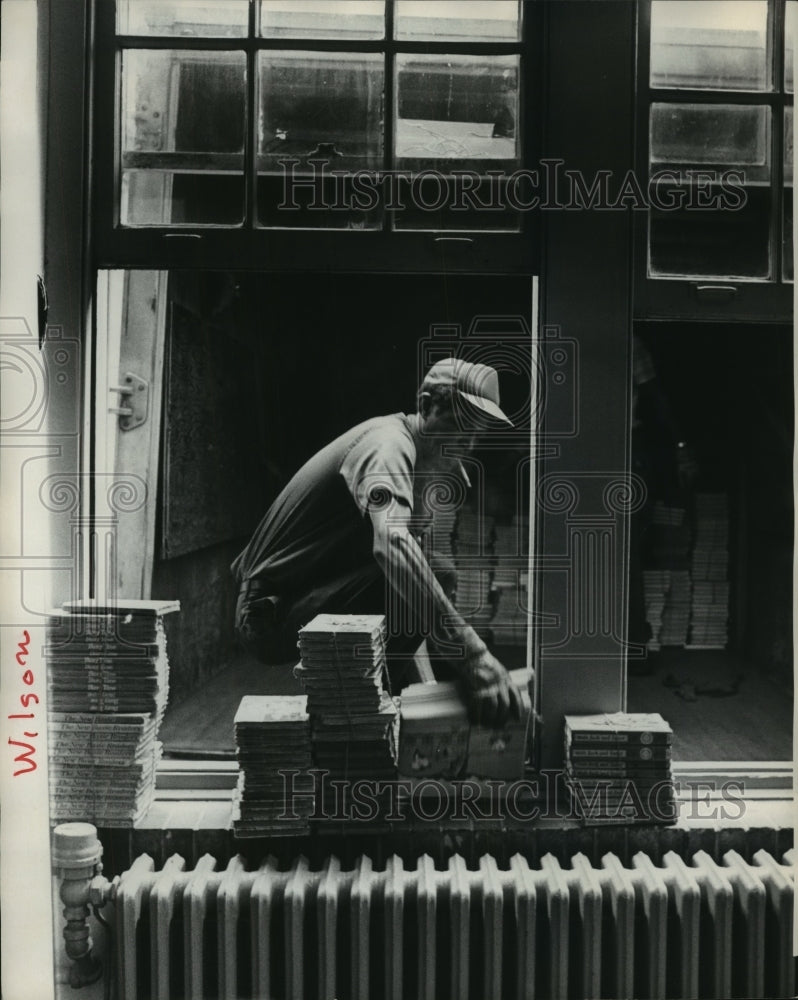 1976 Press Photo Worker Moves School Books : Segregation in Birmingham Schools - Historic Images