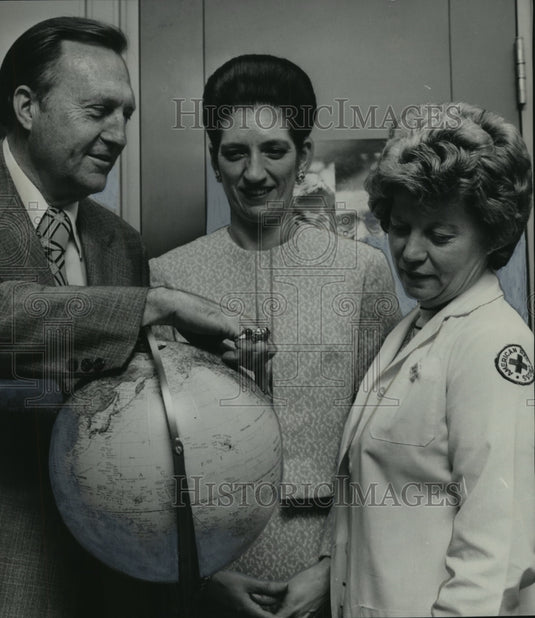 1975, Roscoe Whatley, Red Cross, & others plan aid in Guatemala - Historic Images