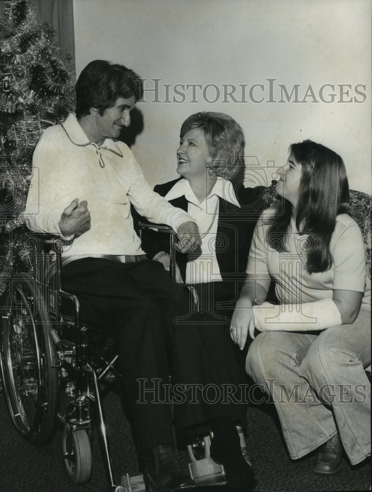 1976 Press Photo Fred Henderson with Wife Barbara and Daughter Tina after Wreck - Historic Images