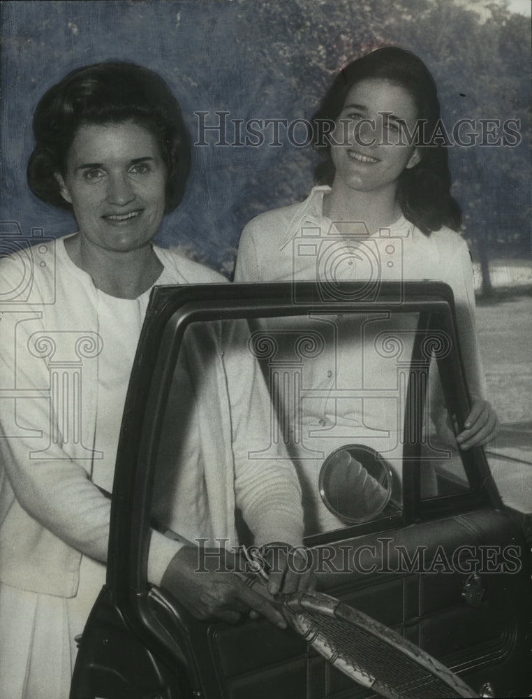 1970 Mrs. James A. Livingston Jr. and Daughter Mary Margaret - Historic Images