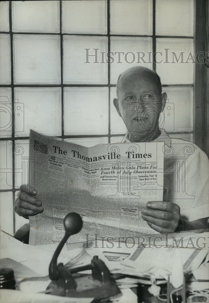 1961 Humorist Earl Tucker Reading Newspaper - Historic Images