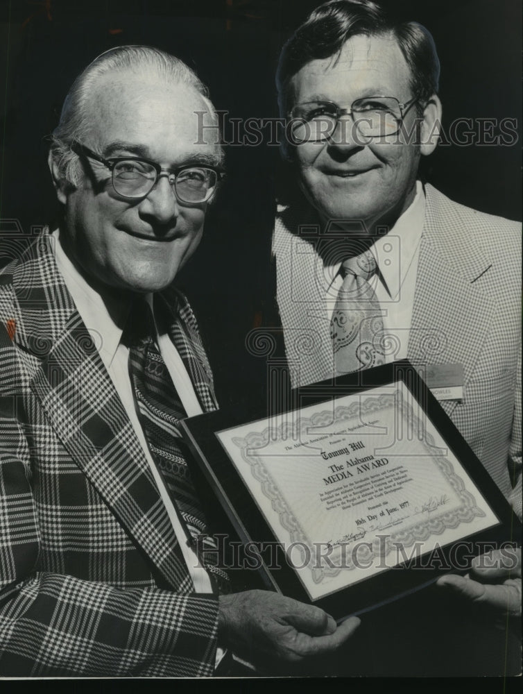 1977 Press Photo News Staffer Tommy Bill Receives Media Award - abno09625 - Historic Images