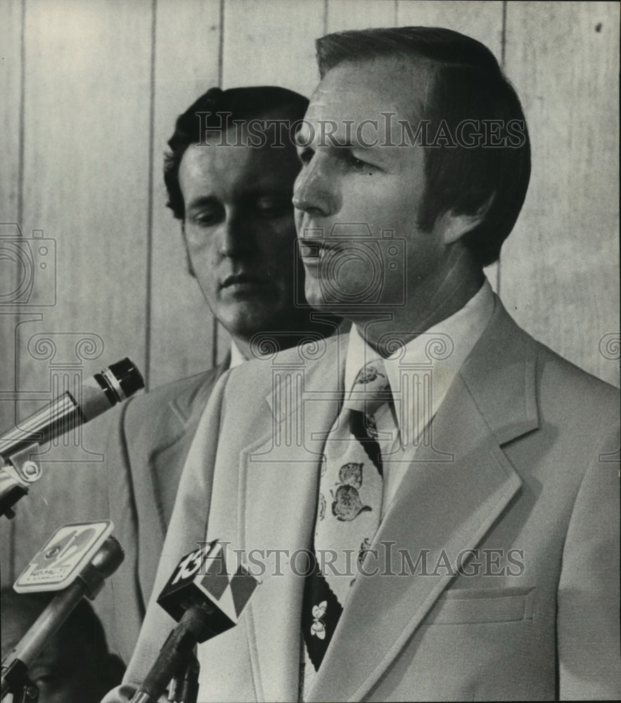 1976, Dr. Paul Hubbert, Alabama Education Association, speaking - Historic Images