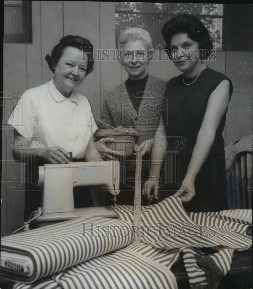 1968 Press Photo Mrs. Frank McGowan &amp; others pose with sewing machine-Historic Images