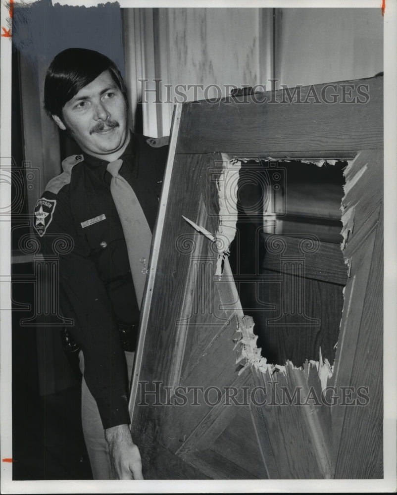 1976 Press Photo A.G. Gaston&#39;s home back door chiseled through in Birmingham - Historic Images