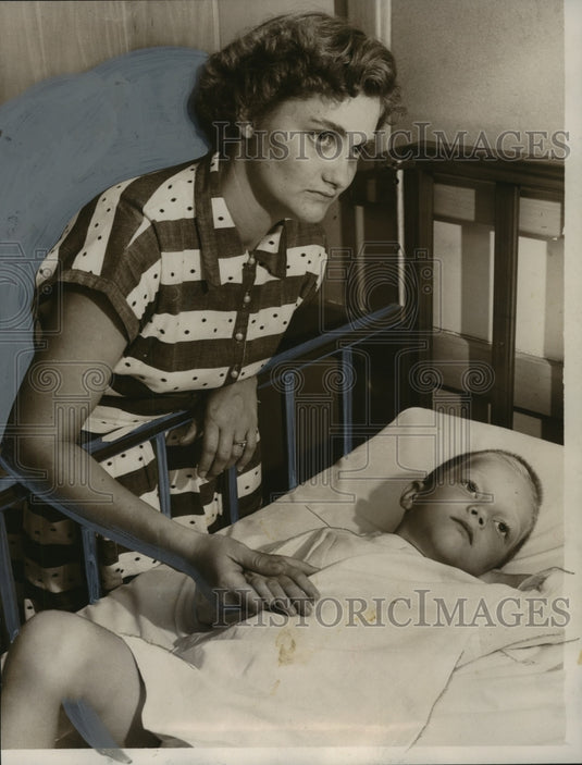 1953, Mrs. John Redmond & son Billy, hospital, Montgomery Alabama - Historic Images