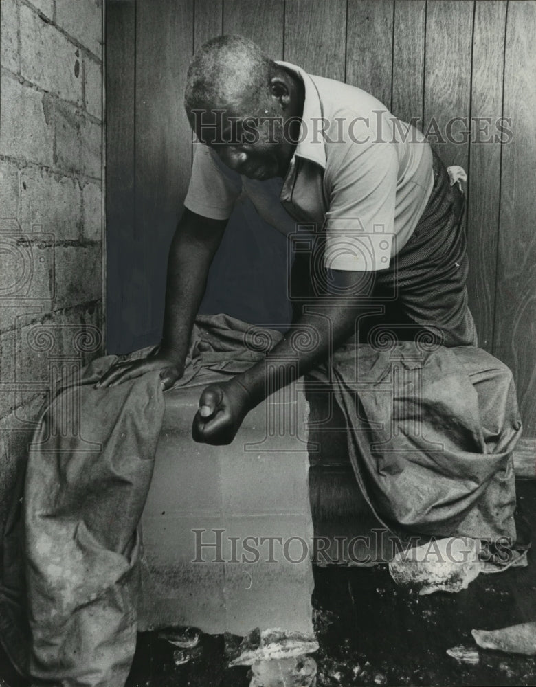 1978 Ice house employee Willie Bradley chipping ice - Historic Images