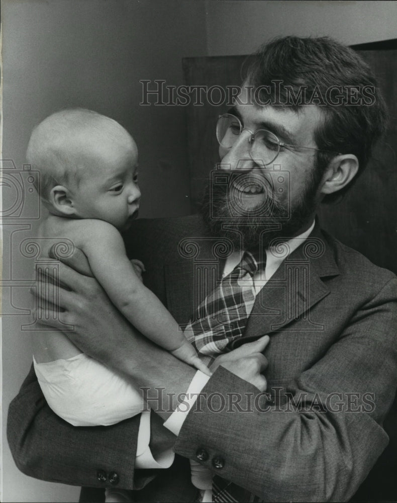 1977 Press Photo Bill Roper, Jefferson Health Officer with baby at Health Center - Historic Images