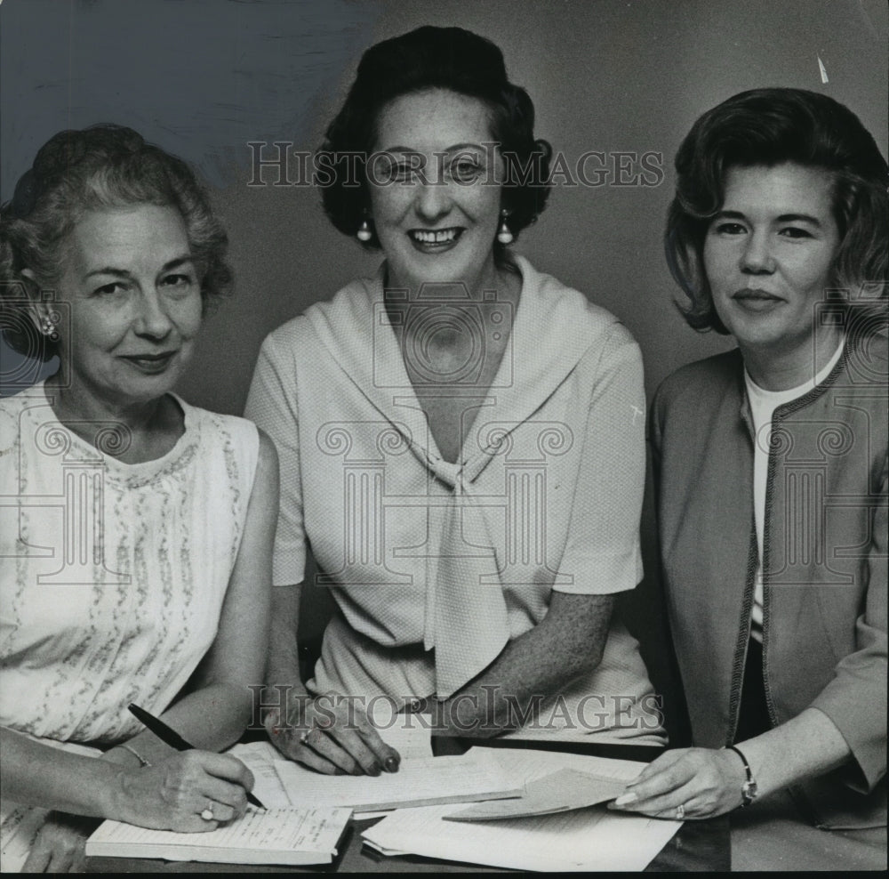 1965 Civic Leaders at Shades Valley Women&#39;s Chamber of Commerce - Historic Images