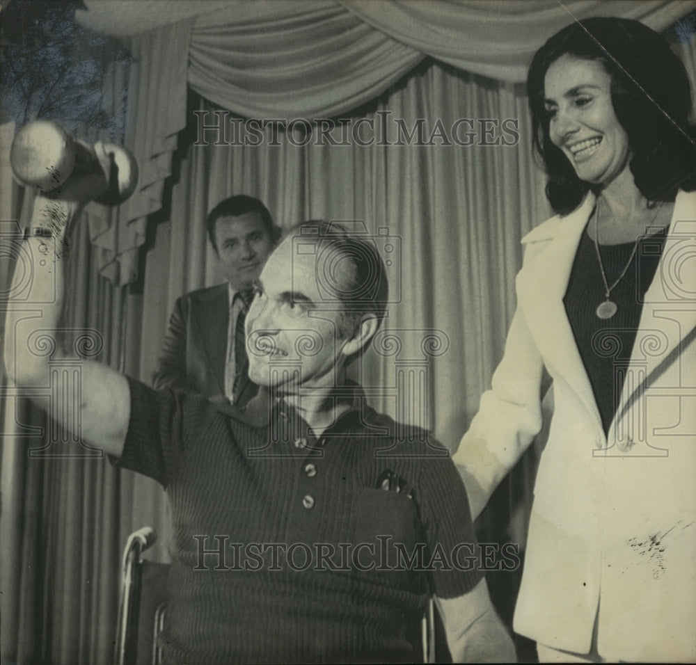 1972 Press Photo Alabama Governor George Wallace exercises arm during campaign-Historic Images
