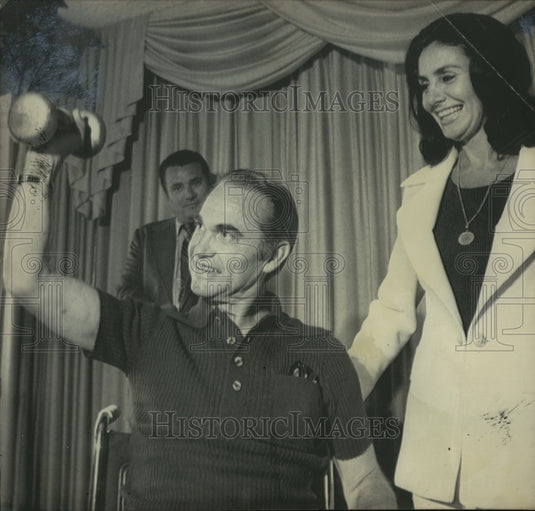 1972 Press Photo Alabama Governor George Wallace exercises arm during campaign-Historic Images