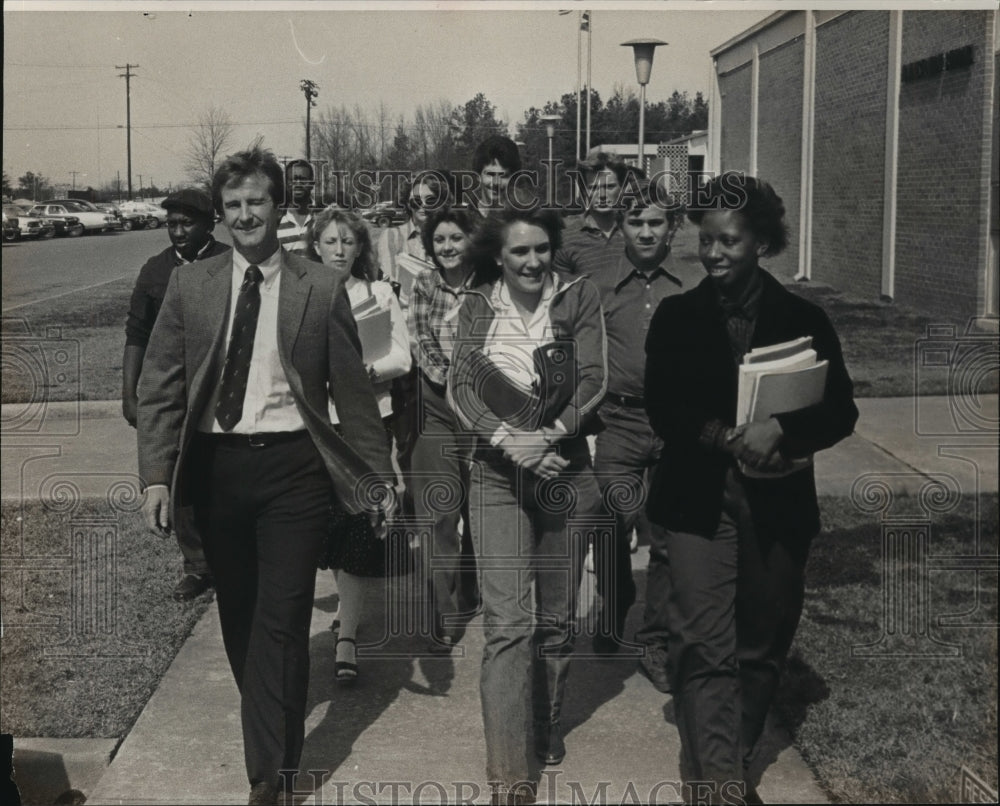 1983 Press Photo Educator James Cornell walks with Students - abno09965 - Historic Images